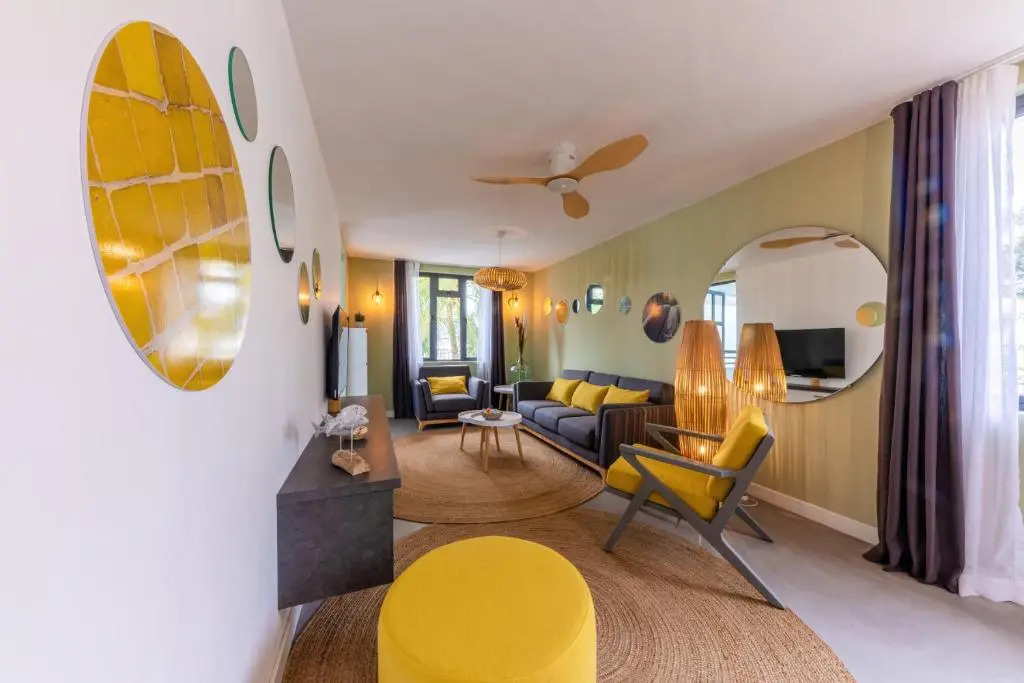 Les Cerisiers Beach Residence, Cosy and Modern 3 bedroom apartment located 50 metres from the beach and from all amenities and restaurants on the coastal road
