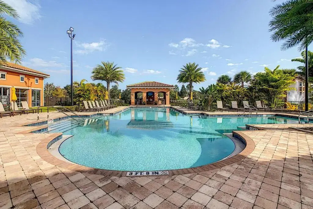 King Bed and Close to Disney