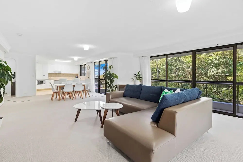 Burleigh Headland 2 Bedroom Stay, just a stones throw from the beach!