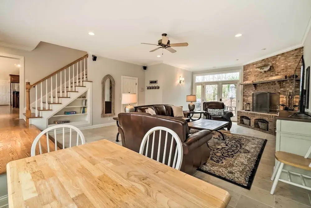 Relax Poolside! Family Getaway in Nashville Area