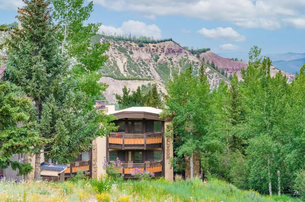 Laurelwood Condominiums Studio Premier 203