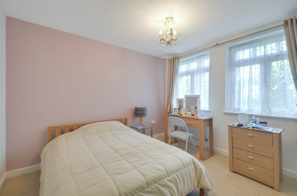 Spacious Flat With Free Parking Near Heathrow Airport
