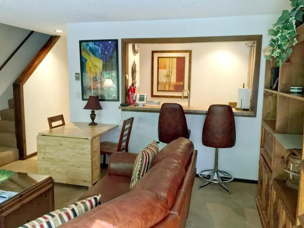 Snowater Condo #31 - 2 Story Condo with WiFi- Sleeps 4 - Beautifully decorated!
