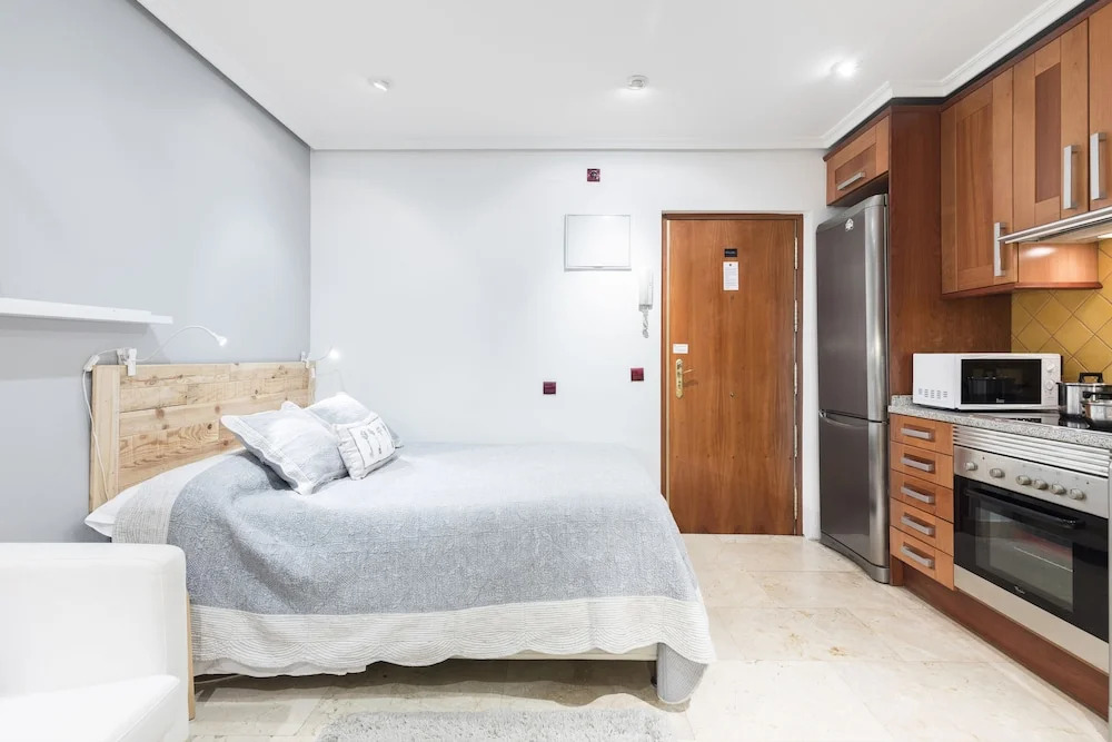 Fuencarral Apartments by Flatsweethome