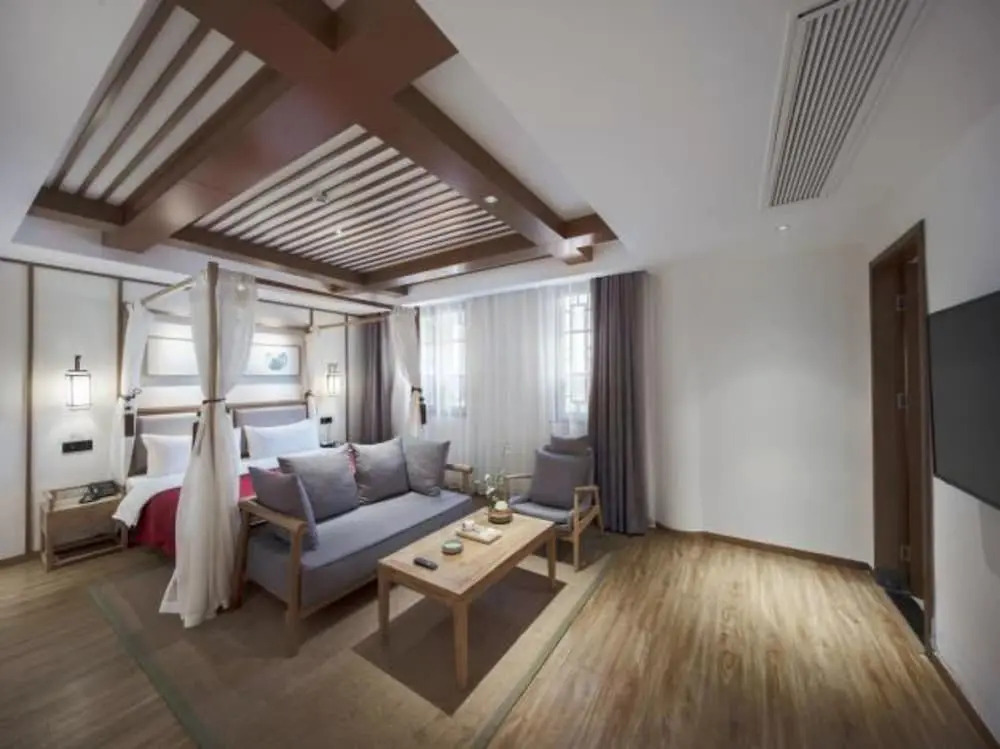 Qianna Bianyuan Hotel