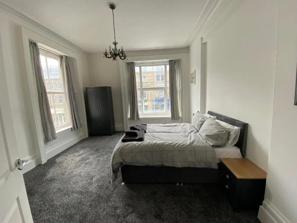 Spacious First Floor 3 Bed Mostyn Street Apartment