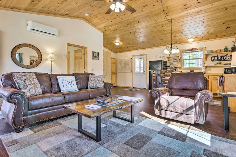 8 Mi to Great Smoky Mtn National Park: Cozy Cabin
