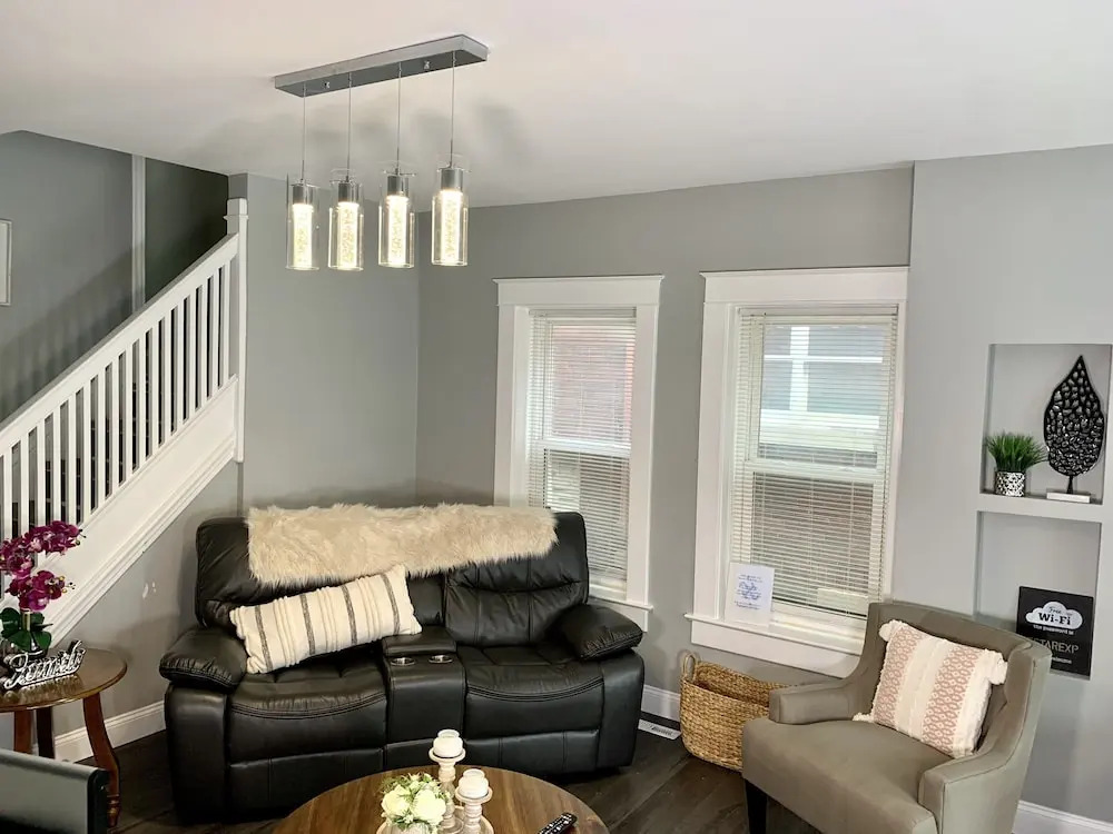 The Wheel of Fortune Duplex-8BR Parking