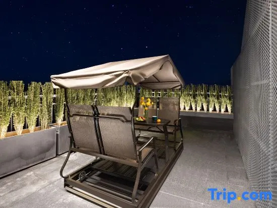 Jiaojiang Paris·Elegant Designer Resort Hotel (Jiazhi Old Street Garden Market Branch)