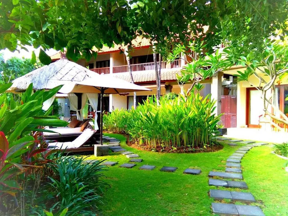 3 bedroom villa river side Legian