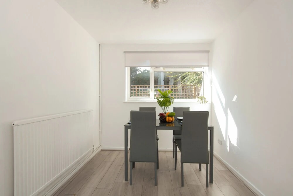 Entire 3 Bed House - Affordable Group Accommodation - Free Parking & Wifi