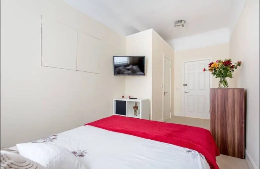 16 Maybury House