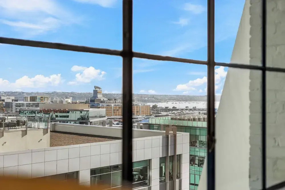 Spacious 2BR in CBD Pool Gym Parking Zodiak Stays