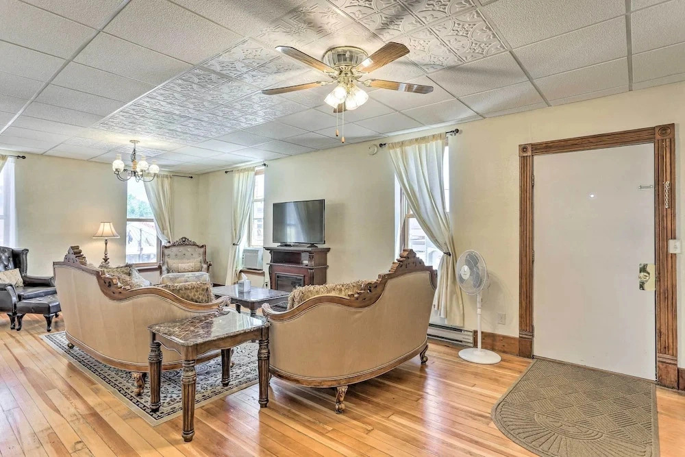 Black Hills Basecamp: 2 Historic Dtwn Custer Apts