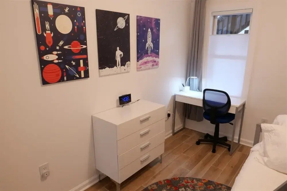 Pop Art Chic! Stunning Shaw - U Street Apartment