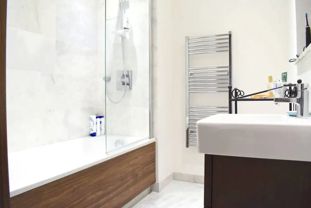 1 Bedroom Apartment Accommodates 4 in Kilburn