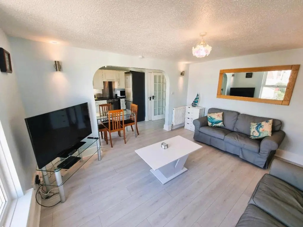 Sea Views, Big 2 Bed Flat Close To Beach & Harbour