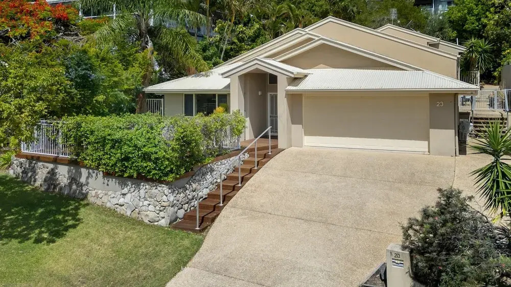 Spacious 4-bed Family Retreat With Pool