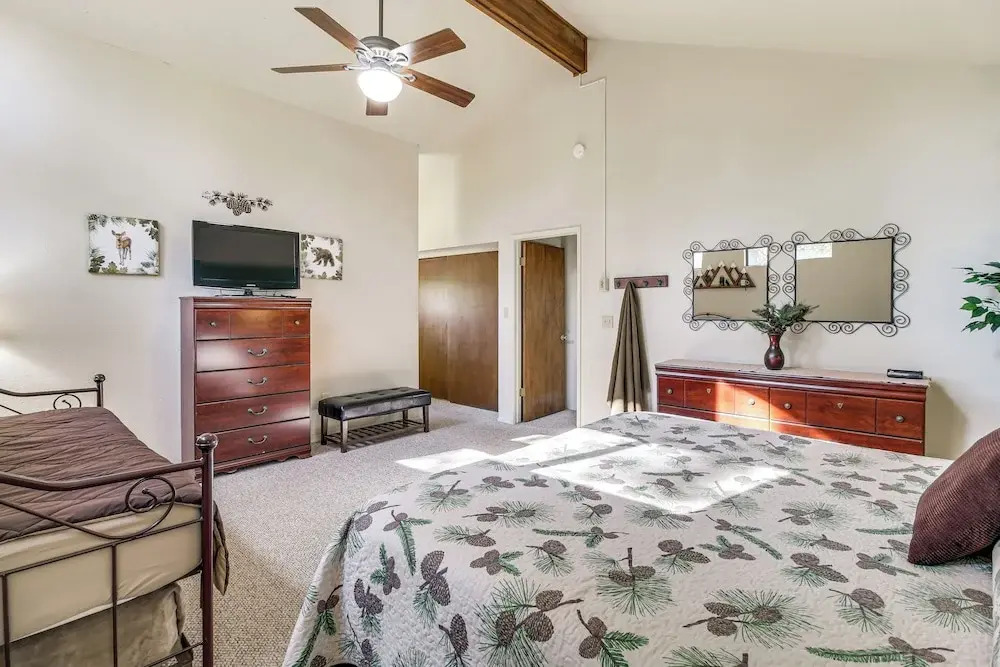 Spacious Cabin w/ Deck: 7 Mi to Show Low!