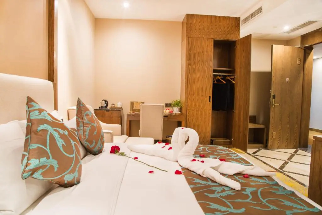 Chengdu Cloud Retreat Hotel(Dufu Thatched Cottage & Qingyang Palace Subway Station)