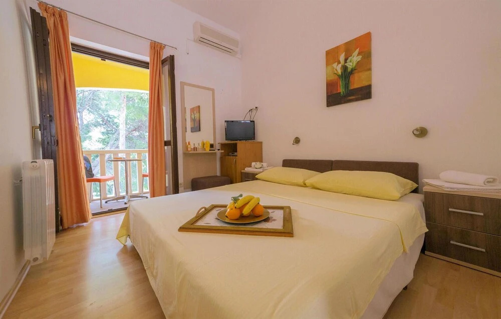Awesome Apartment in Podstrana With Wifi