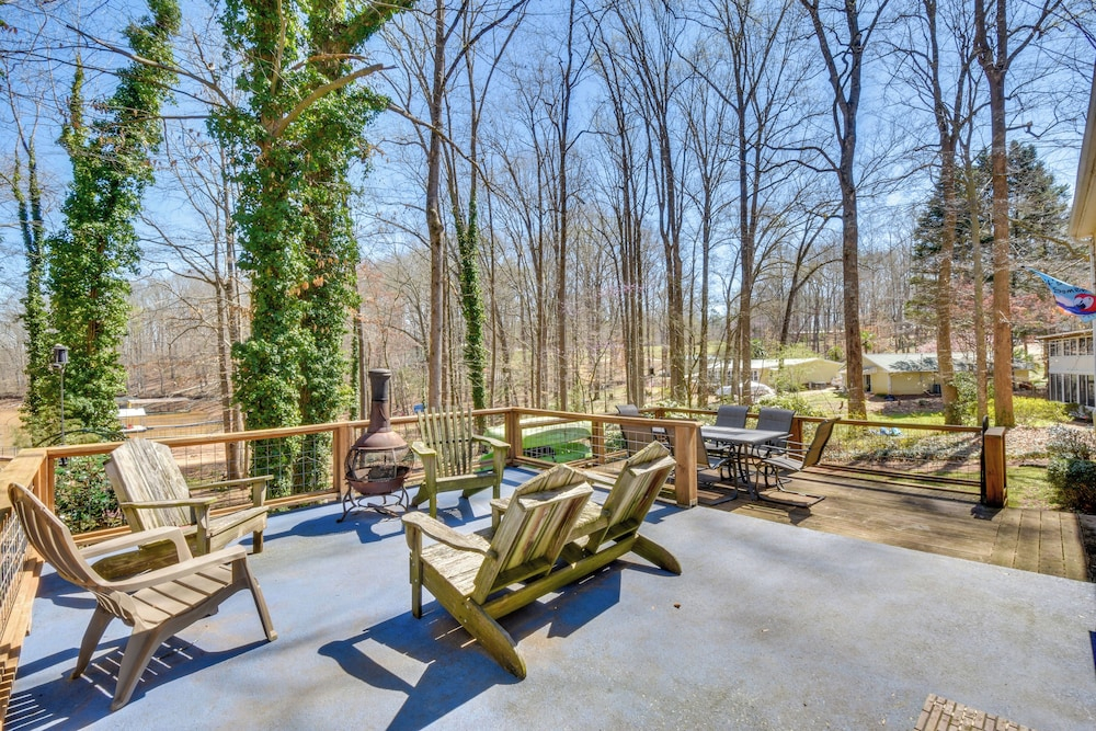 Private Beach & Dock: Lake Hartwell Family Getaway