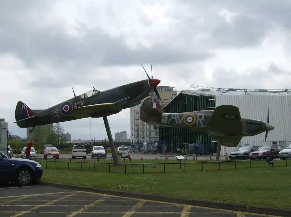 LUXURY Apartment Next to London RAF Museum