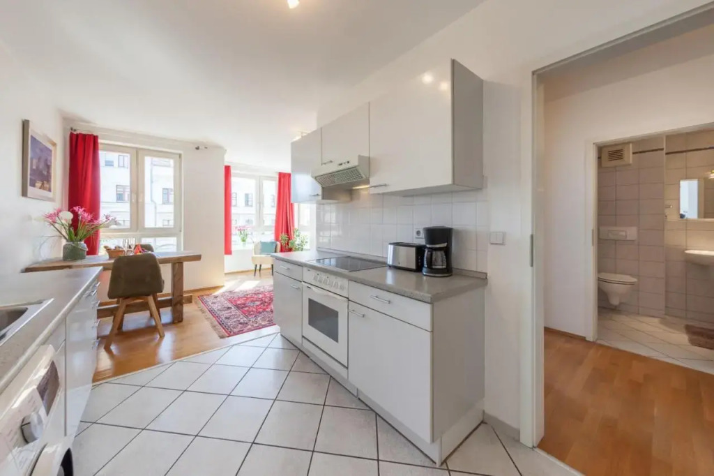 Stilvolles Studio in downtown Mitte, Boxspringbett, Balkon, Blick über Berlin auf den Himmel, zentrale Lage, Kiez vor der Haustür