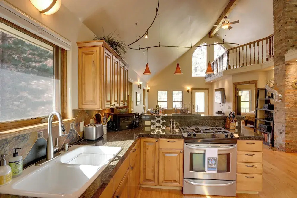 On Main Street: Ouray Getaway w/ Mountain Views!