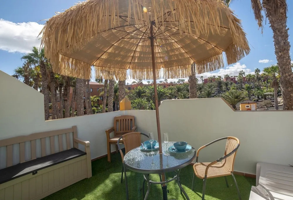 Oasis Royal 12 pool view apartment