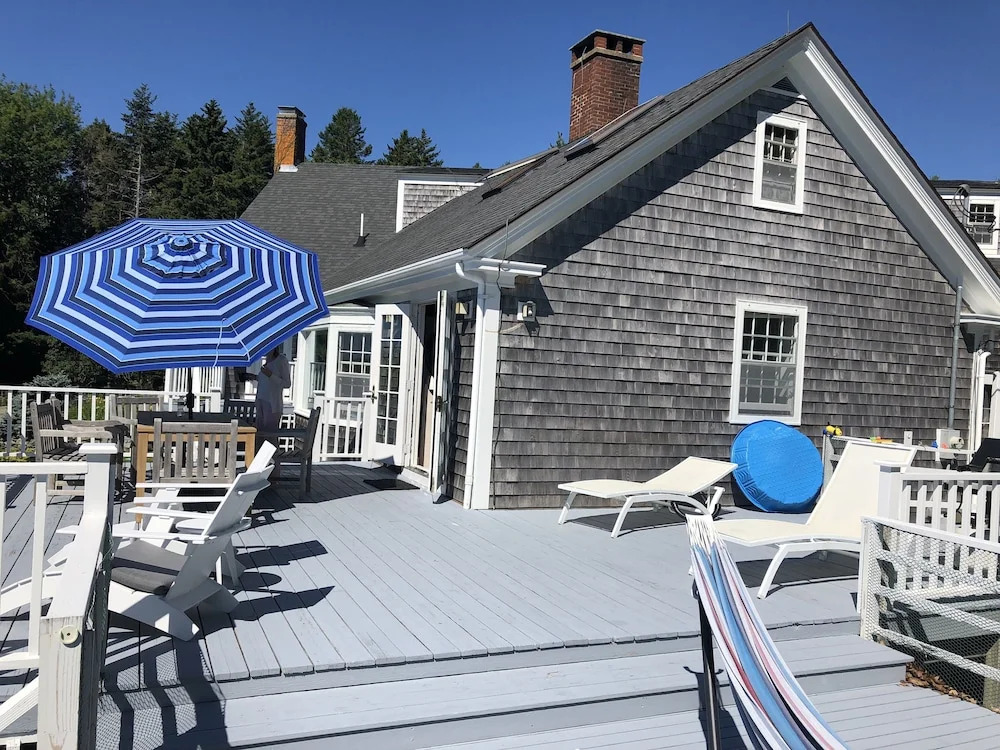 Family-friendly 4br W/ Ocean Views 4 Bedroom Home
