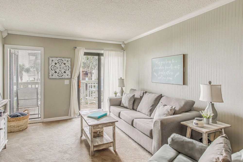 Pool Access & Ocean Views: Myrtle Beach Gem!