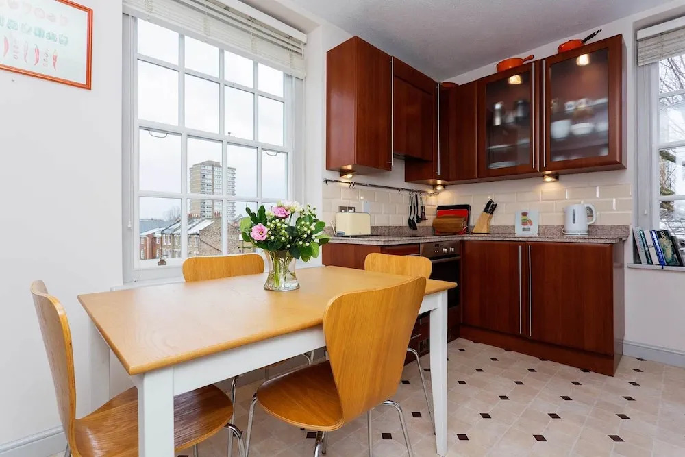 Whitehouse Apartment