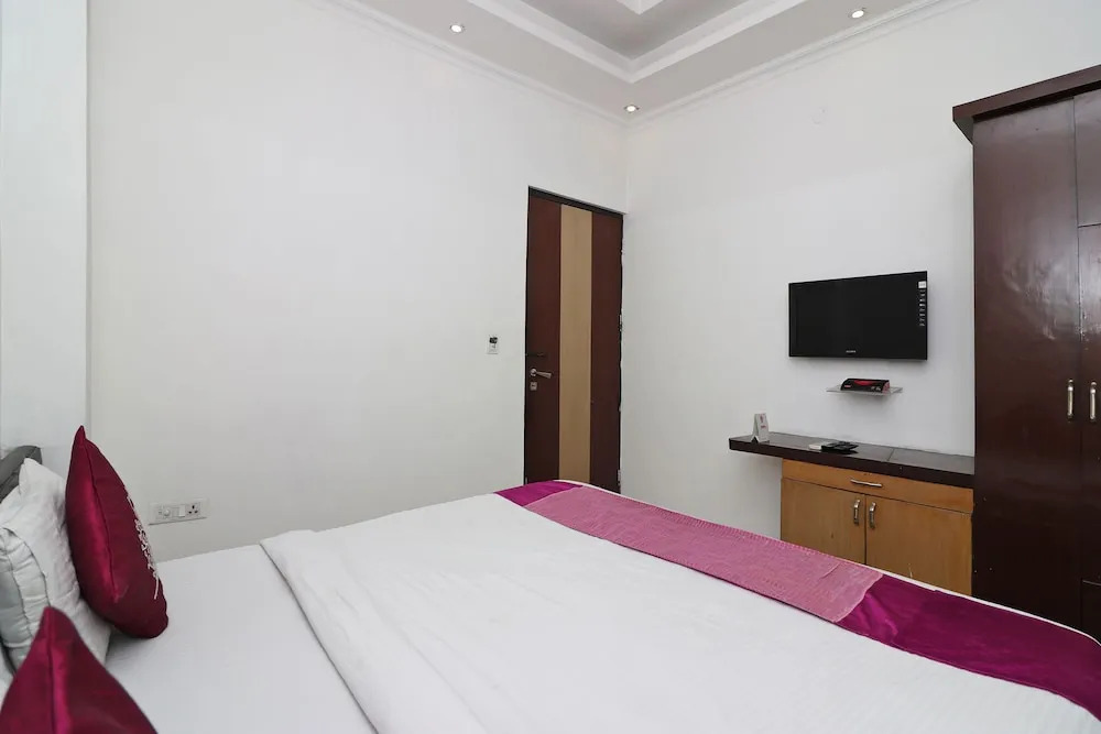 Hotel Crown Palace By OYO Rooms