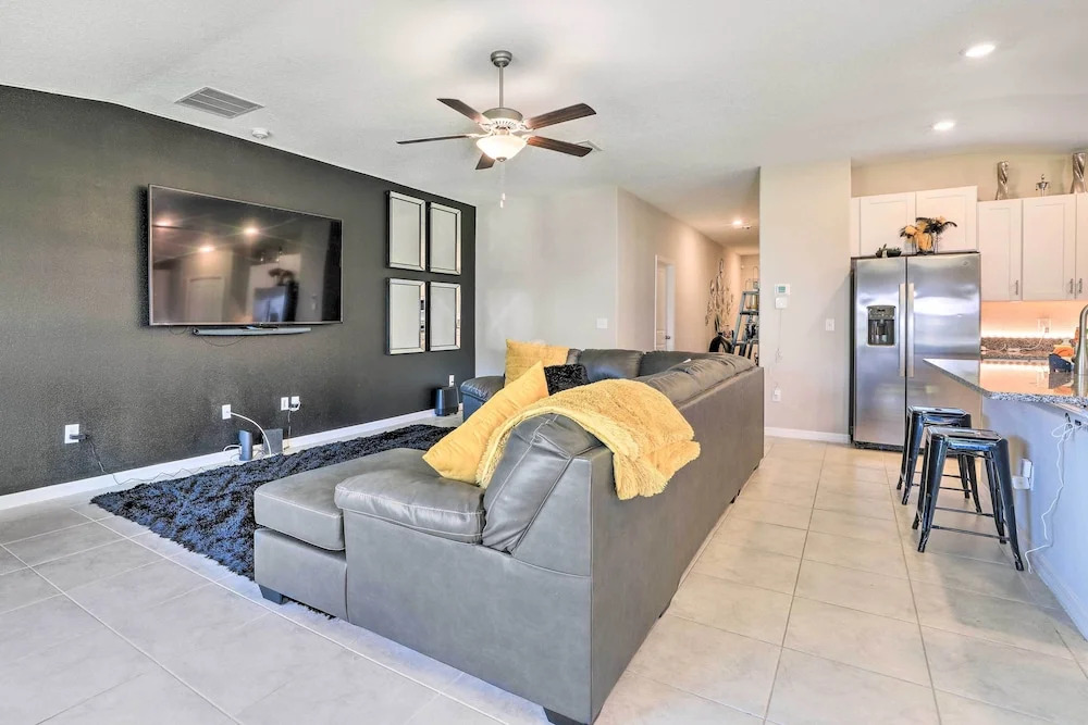 Modern & Bright Ruskin Home Near Bahia Beach!