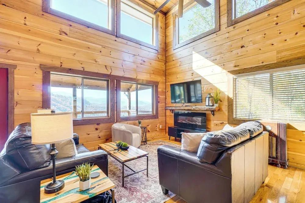 2 Mi to Downtown Gatlinburg: Cabin w/ Game Room