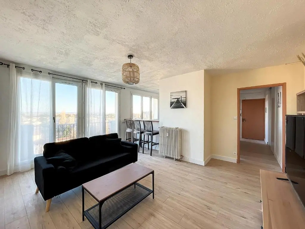 Agréable appartement 4 pièces, vue Mont Ventoux, proche remparts