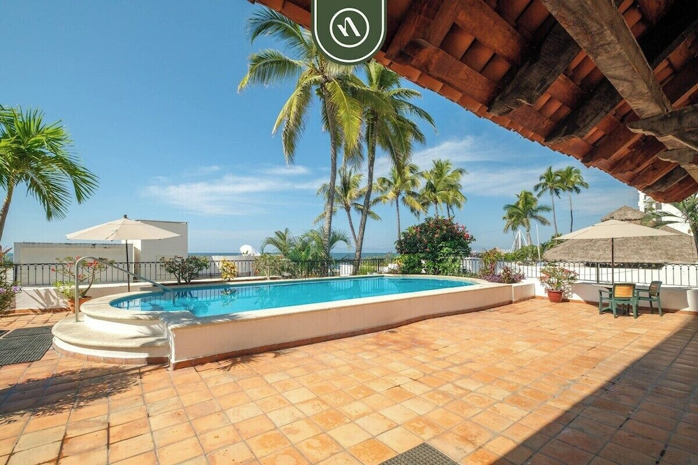 Amazing 2 BR Condo Overlooking the Pool - Romantic Zone