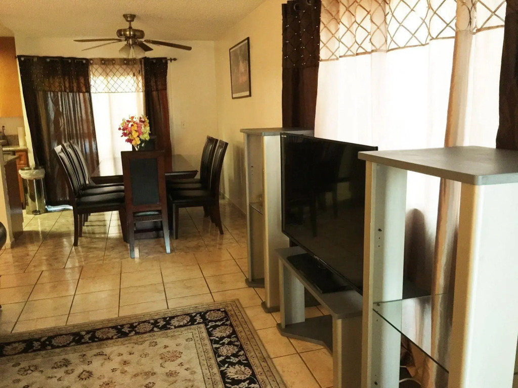 Fully Furnished Apartment in Glendale