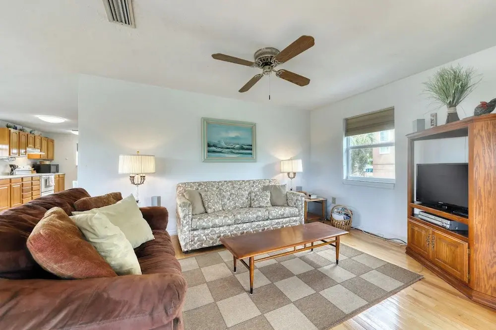 Dog-friendly Home With Beach Access & Deck - Snowbirds Welcome