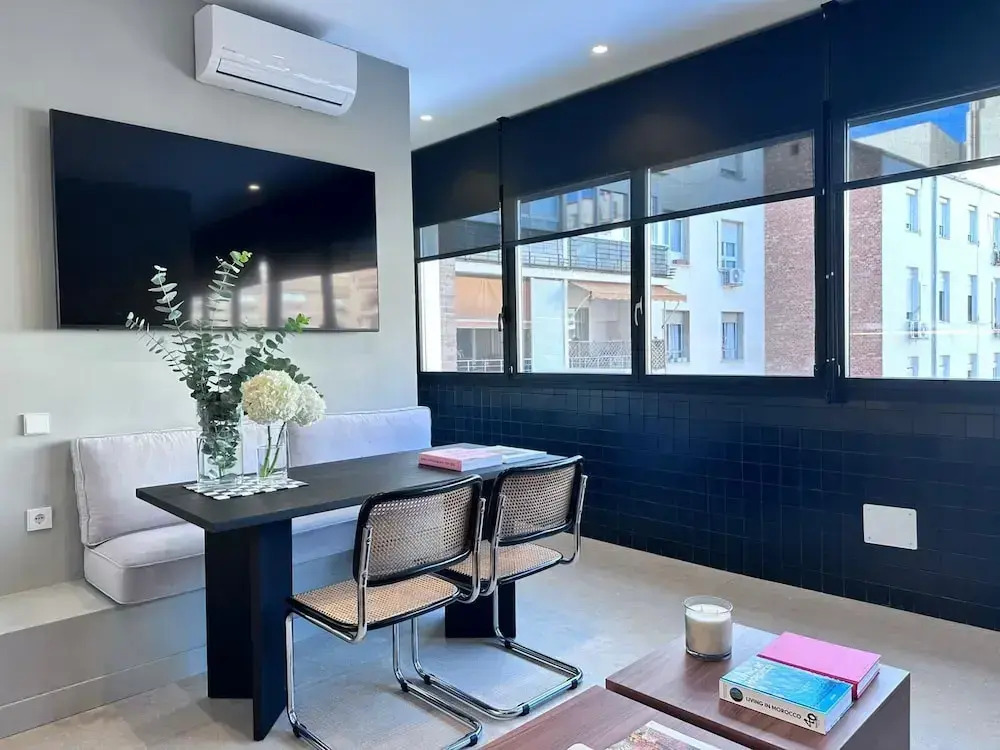 Edmond Vibes Almagro Suites