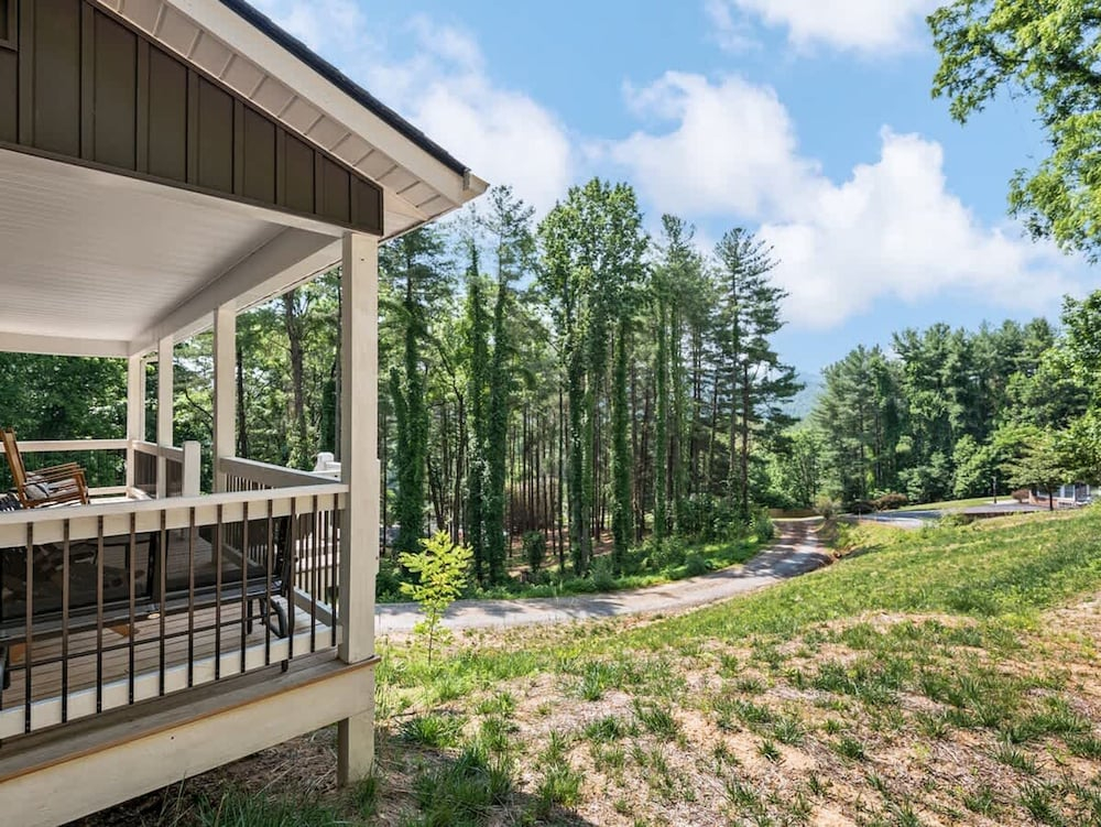 Spacious 3BR Retreat w Game Room Near Pisgah