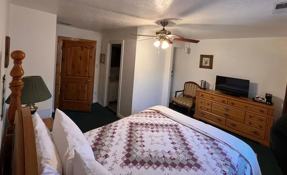 THE SNUGGLE INN