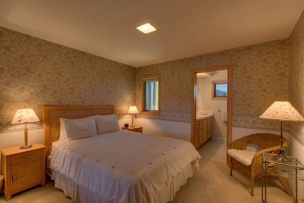 Beach Drive Beauty by Lake Tahoe Accommodations