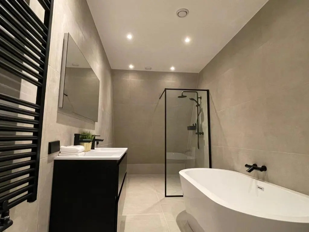 Happy 3 Bedroom Serviced Apartment 106m2 -MNL H-
