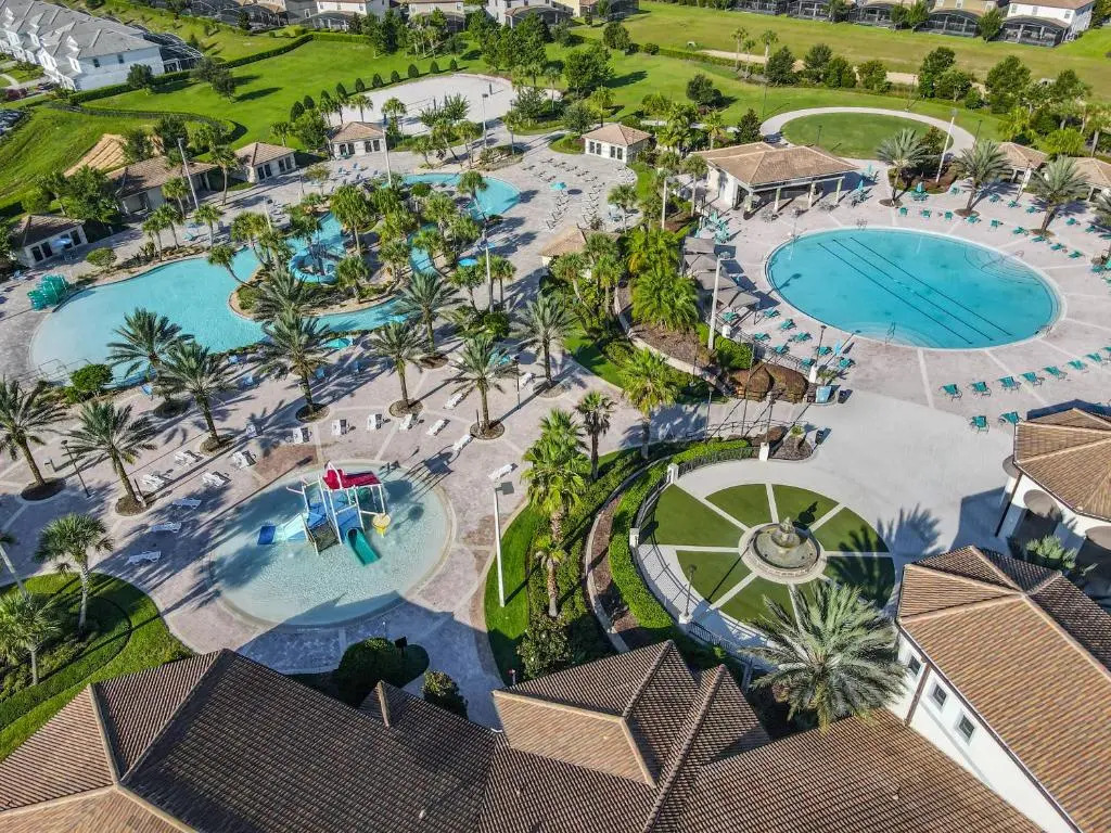 Breathtaking 2 stories Townhome with Free Waterpark and resort amenities
