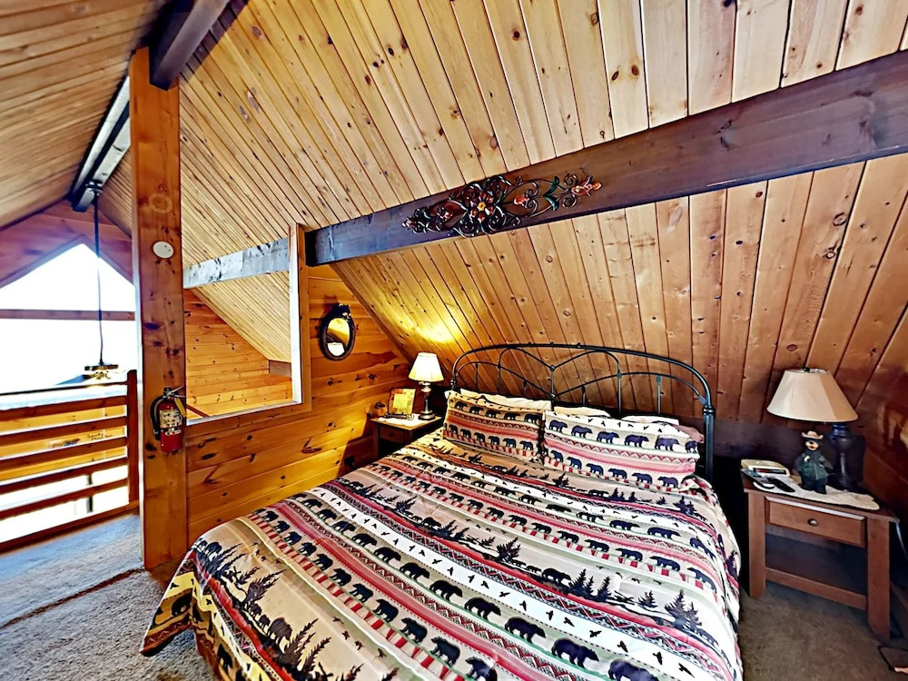 Chalet W/ Epic Mountain Views & Hot Tub 3 Bedroom Cabin