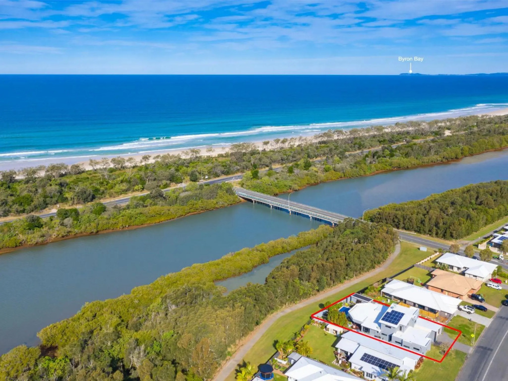 The Doggy Beach House - with Heated Pool in Pottsville