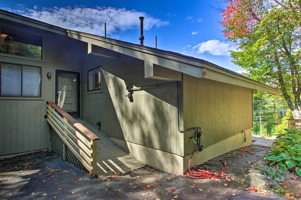 House w/ Balcony ~ 5 Mi to Cranmore Resort!