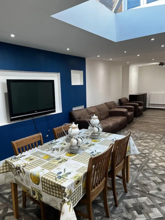 Lovely 6-bed House in Windsor